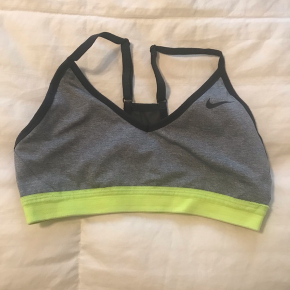 Nike sports bra hardly worn - Picture 1 of 3